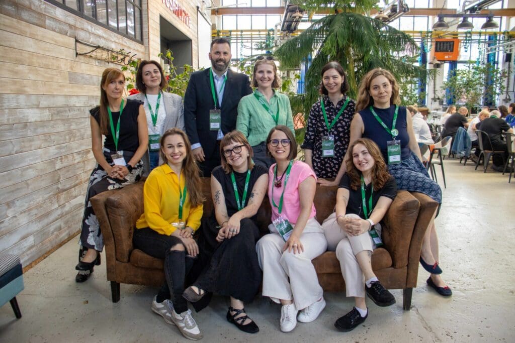 Skupinová fotografie týmu Integračního centra Praha na Integračním MeetUpu 2025.