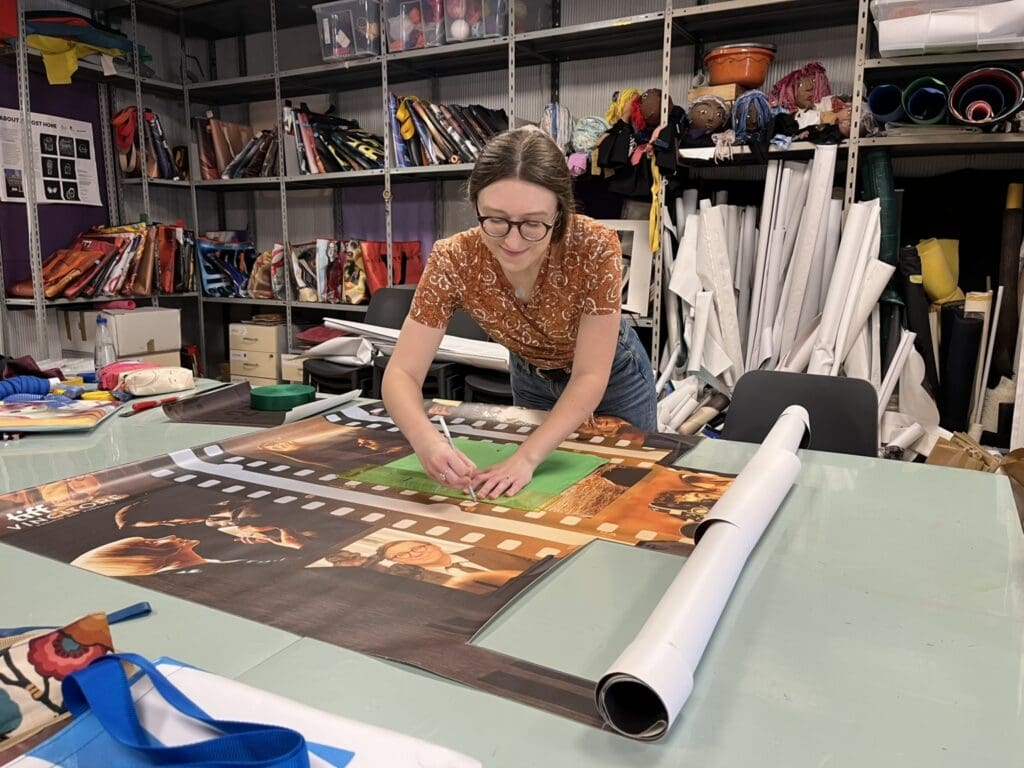 Pracovnice Integračního centra Praha v rámci Erasmu v Itálii vyrábí kabelku.