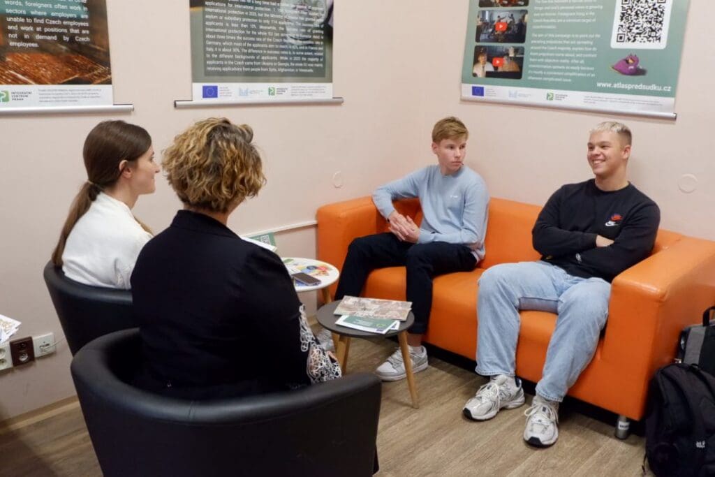 Ukrajinští šampioni Kyokushin karate Maks Boychuk a Igor Khobot na návštěvě v Integračním centru Praha