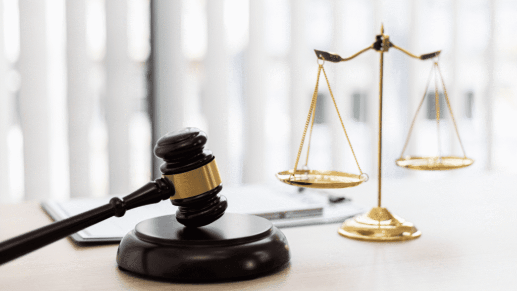 Právnické symboly demostrující změny v zákoně LEX Ukrajina.