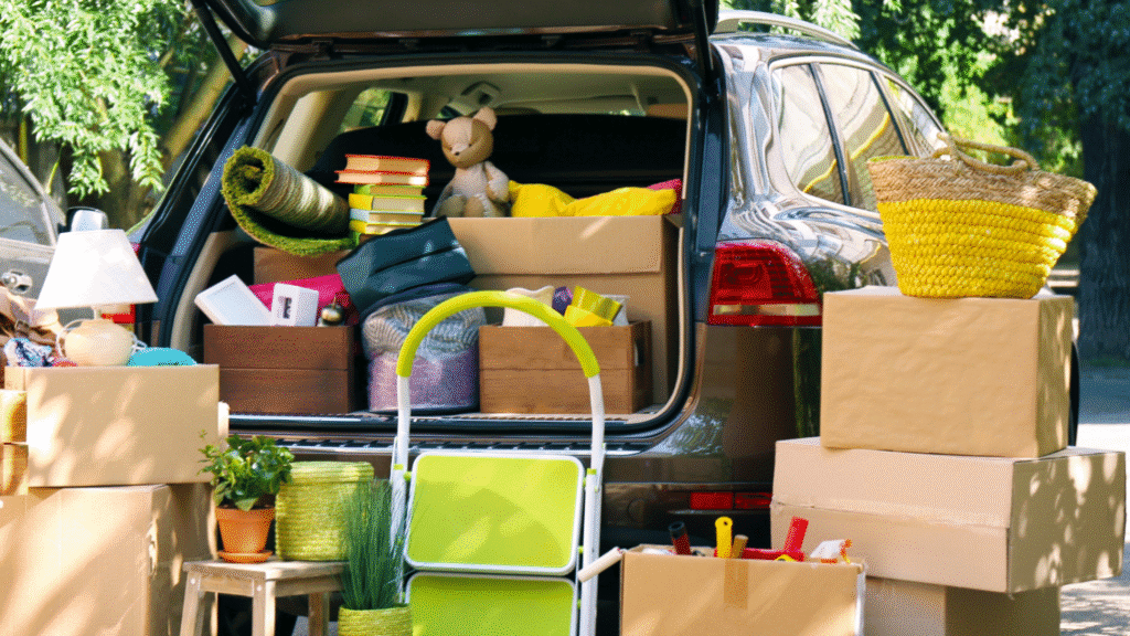 Auto naložené krabicemi v souvislosti se stěhováním a změnou adresy.