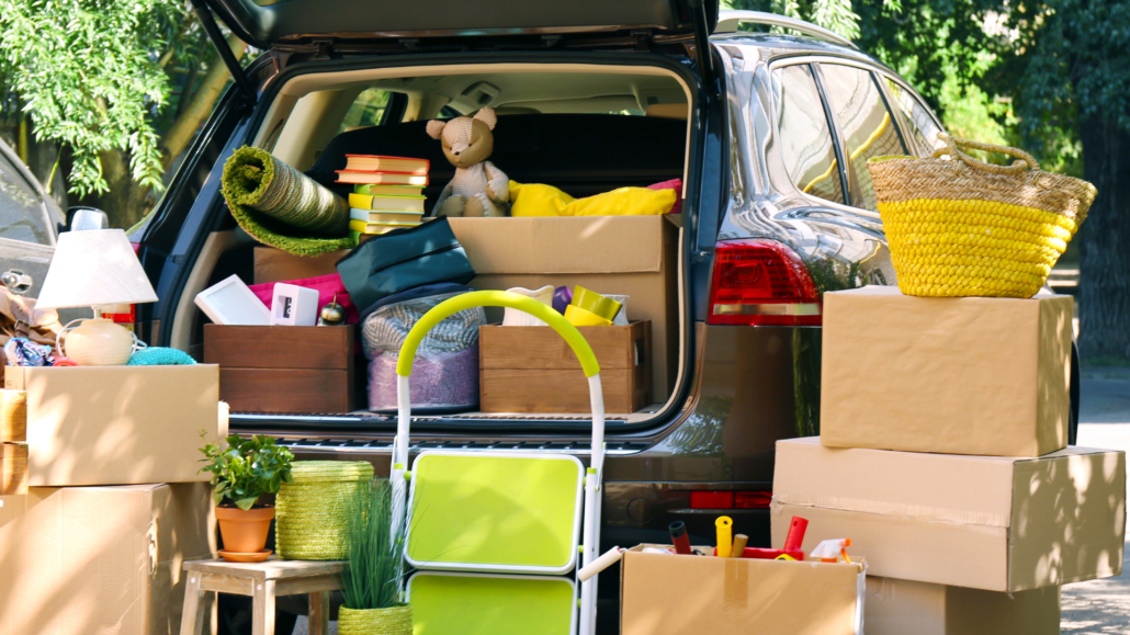 Auto naložené krabicemi v souvislosti se stěhováním a změnou adresy.