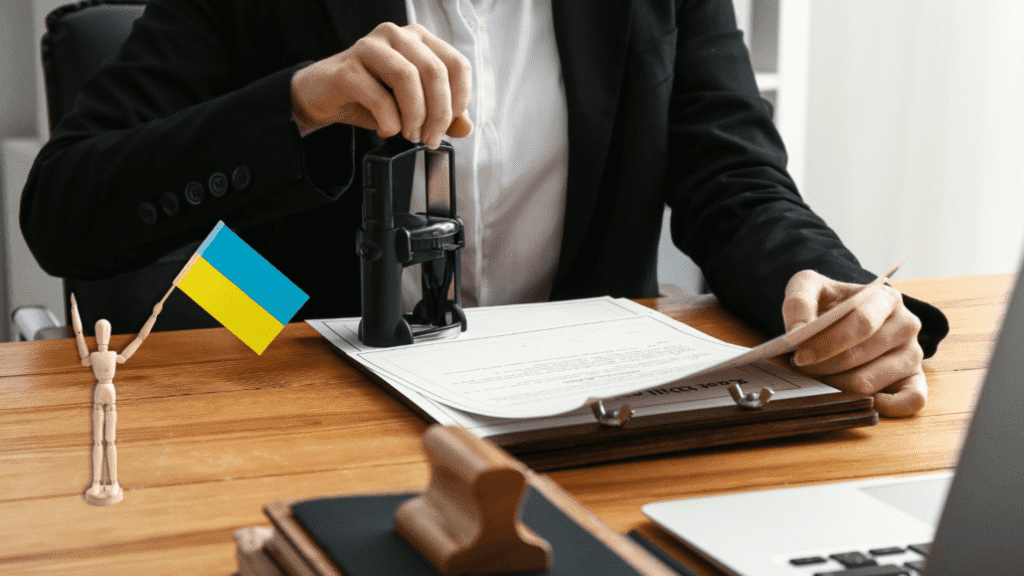 Úředník dává razítko na dokument jako důkaz ověření zahraničního vzdělání.