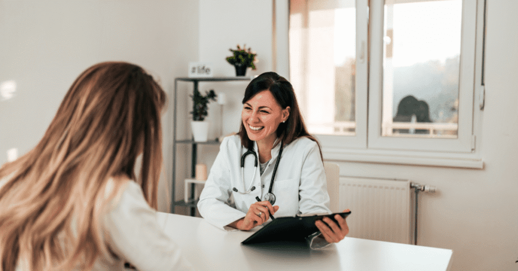 Žena, která má zdravotní pojištění sedí v ordinaci lékařky.