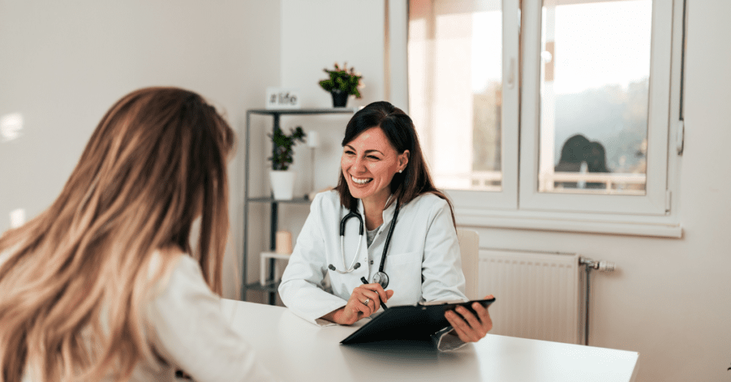 Žena, která má zdravotní pojištění sedí v ordinaci lékařky.
