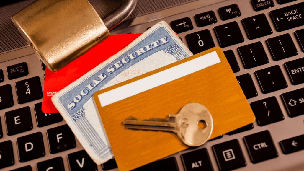 Nové doklady po změně osobních údajů a adresy jsou položené na klávesnici počítače.