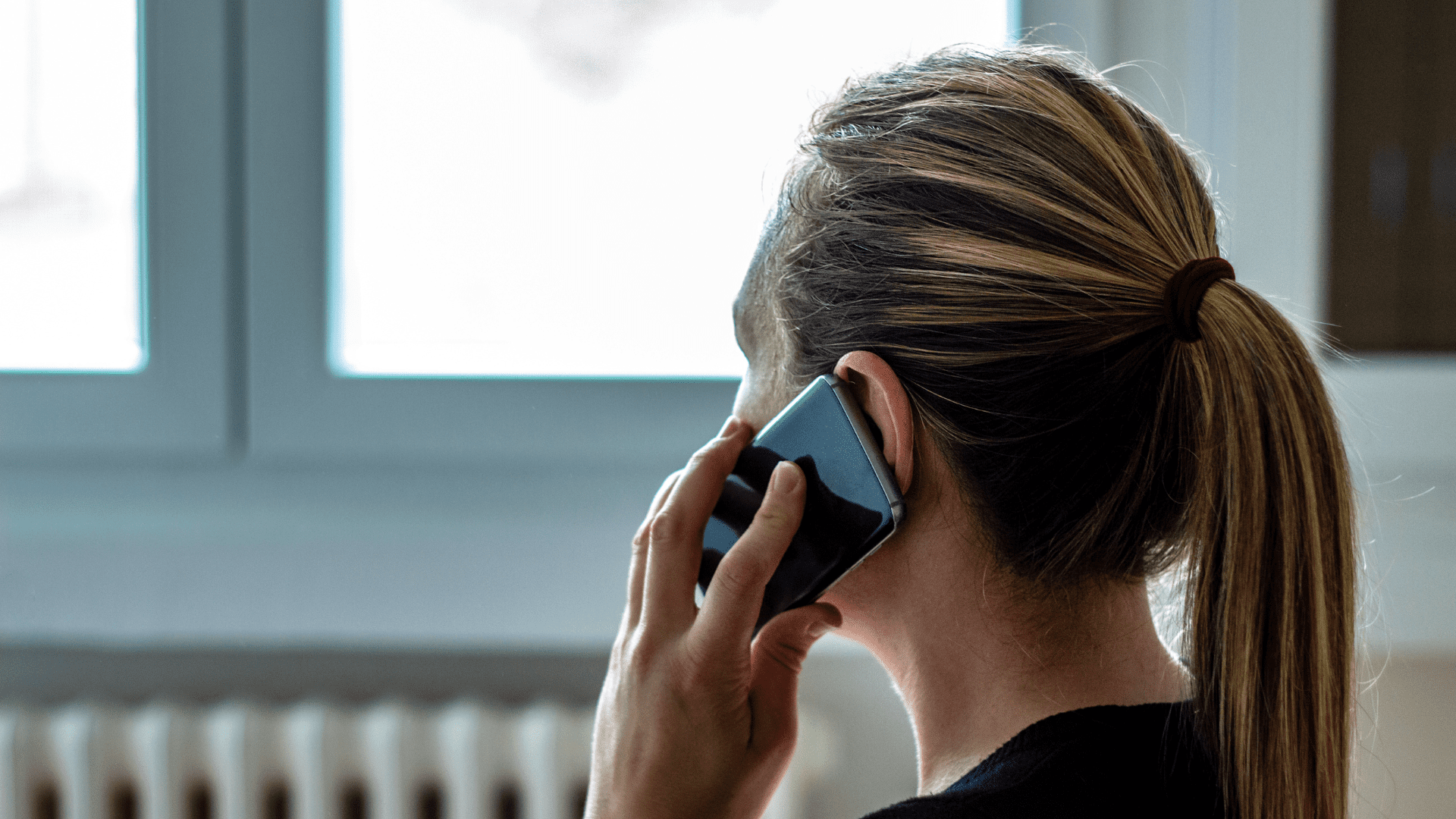 Žena v nouzi telefonuje pomocné organizaci.