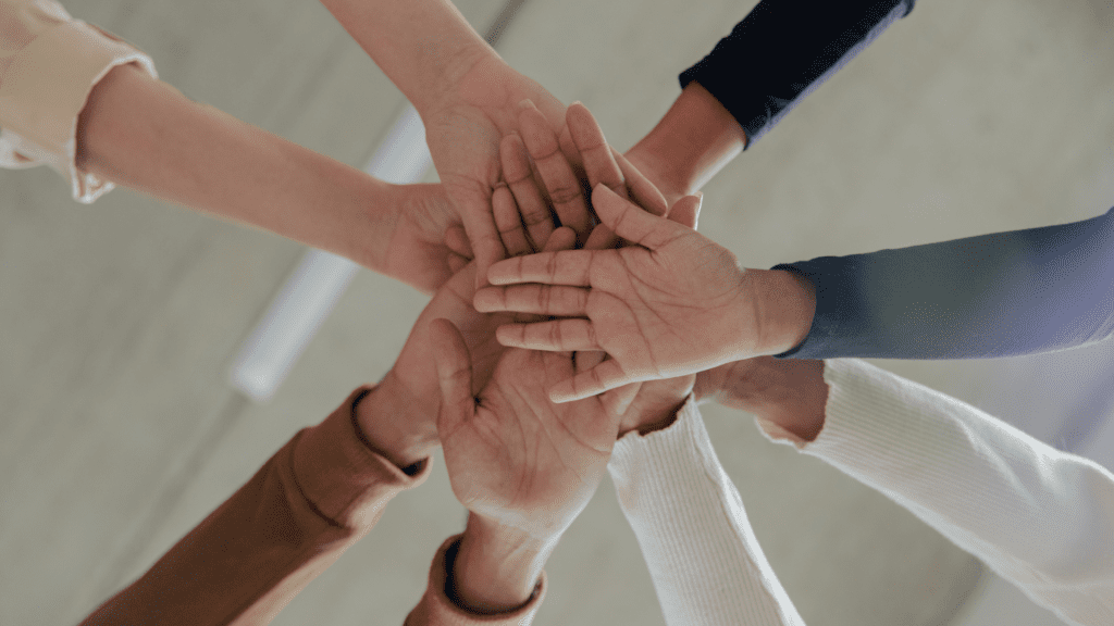 Spojené ruce týmu lidí.